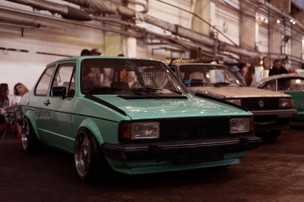 Éclat Estival : Transformez Votre Style avec des Accessoires Métalliques Subtils et Élégants