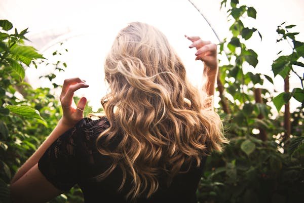 Permanente sur cheveux fins : les astuces pour un volume réussi